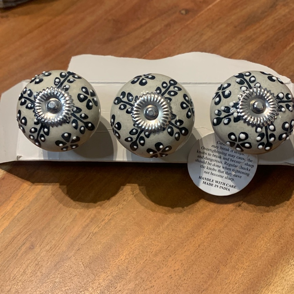 FREE with 15$ Purchase - Ceramic Dresser Knobs (pack of 3)